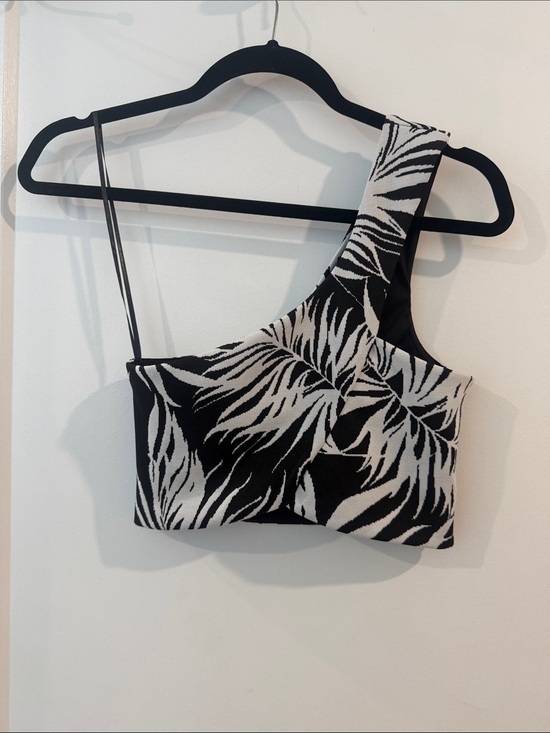 Zara Tops - Zara Black & White One-Shoulder Palm-Print Crop Top